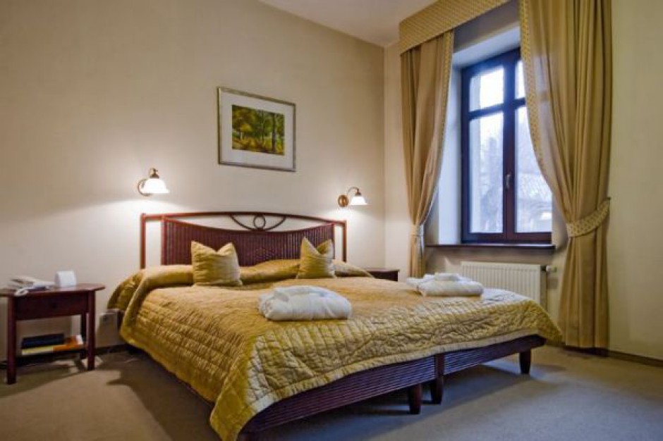 Będący w likwidacji Rivendell próbuje się ratować. Chce sprzedać hotel i pensjonat