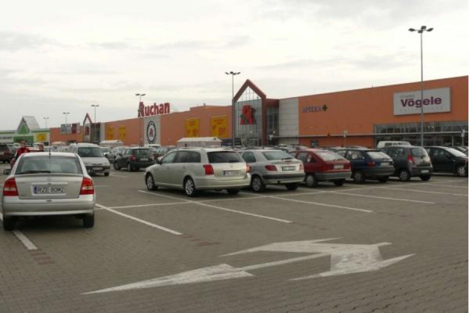 Kari wchodzi do CH Auchan w Krasnem