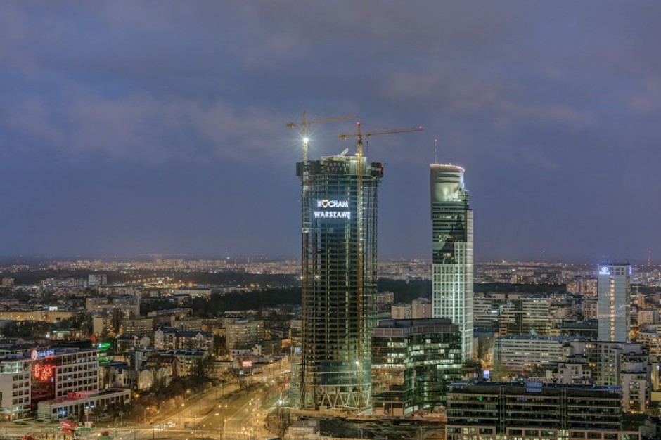 Neonowy reportaż z Warsaw Spire