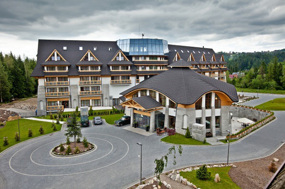 Nosalowy Dwór Hotelowy gracz idzie po pieniądze na giełdę