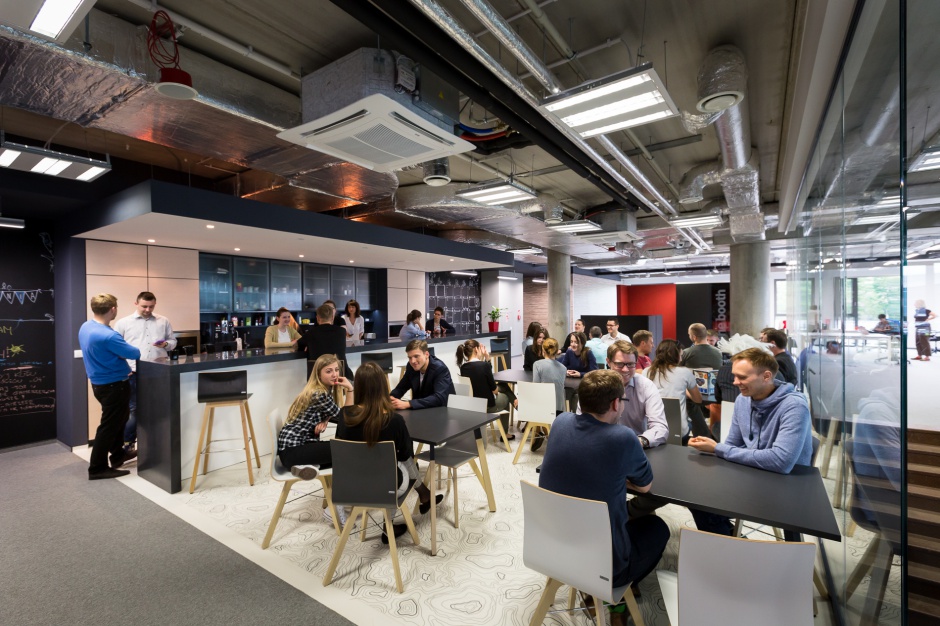 Olivia Four w Olivia Business Center Gimnazjum rozpoczęło nauczanie w biurowcu Olivia Business Centre