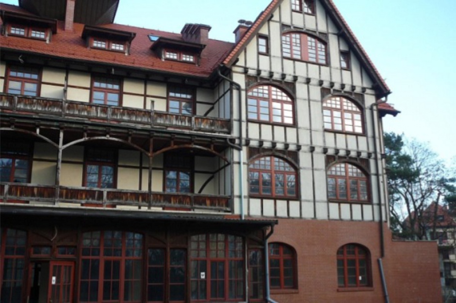 Hotel Cesarski Dwór Zabytkowy hotel w Krynicy wystawiony na sprzedaż
