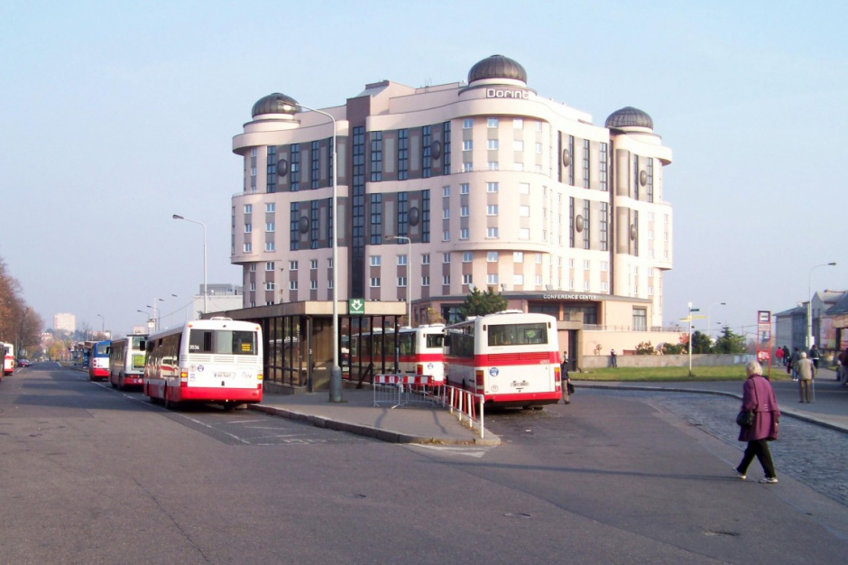 Dorint Don Giovanni, autor: ŠJů, źródło: wikimedia.org "Najbrzydszy" hotel w Pradze ma nowego właściciela