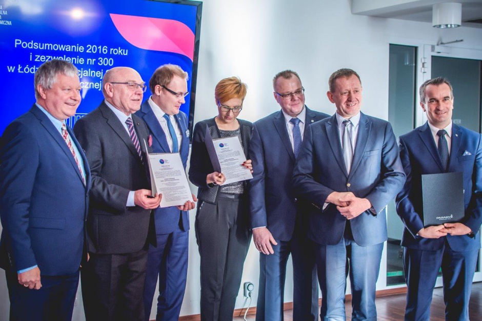 Przedstawiciele zarządu ŁSSE, Grupy Paradyż i Sławno Cerranova, fot. Rafał Mirowski Łódzka strefa z potężną fabryką