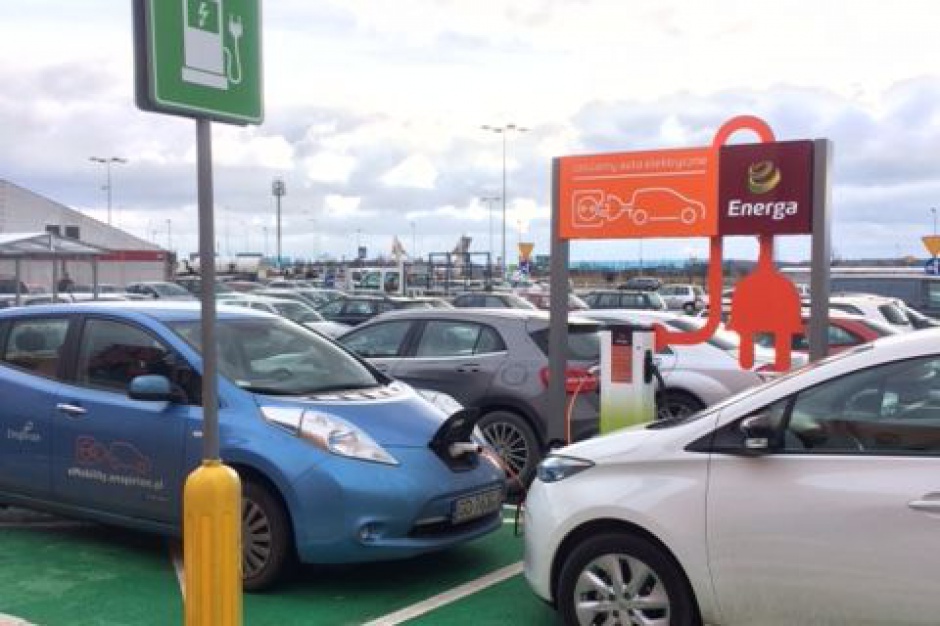 fot. Auchan Gdańsk Centrum handlowe na Pomorzu z terminalem do ładowania samochodów elektrycznych