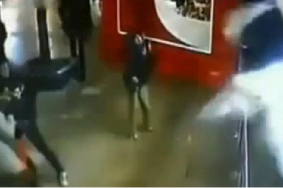 Poważny wypadek w chińskim centrum handlowym. Pękło akwarium z rekinami