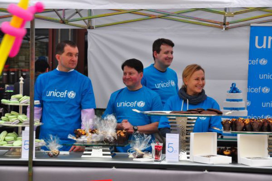 Akcja sieci Starwood na rzecz UNICEF przed Hotelem Bristol