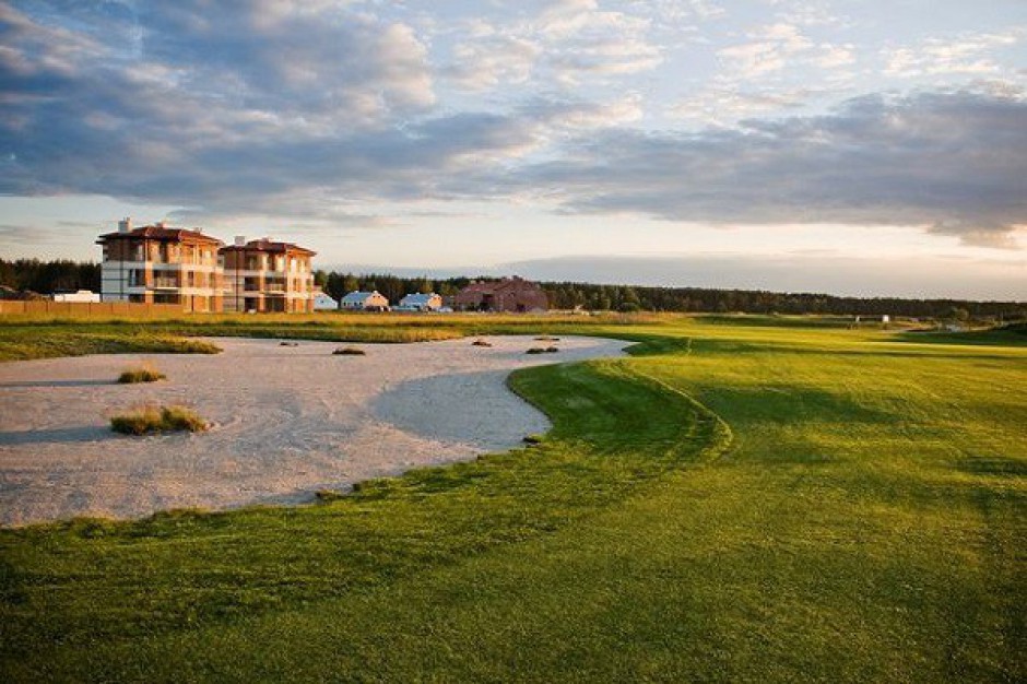Pola golfowe przyciągają hotelowych inwestorów