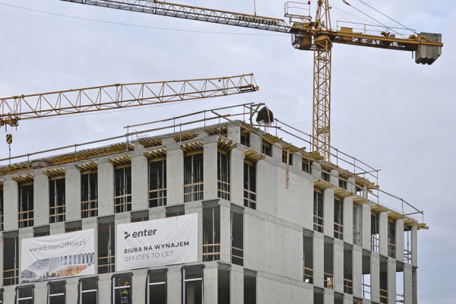 Biurowiec Enter w Gdyni już z wiechą