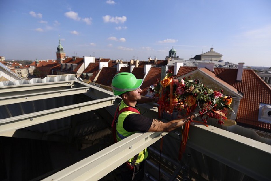 Na warszawskim biurowcu Plac Zamkowy zawisła wiecha