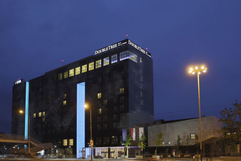 Filmowa fasada hotelu Double Tree by Hilton Łódź
