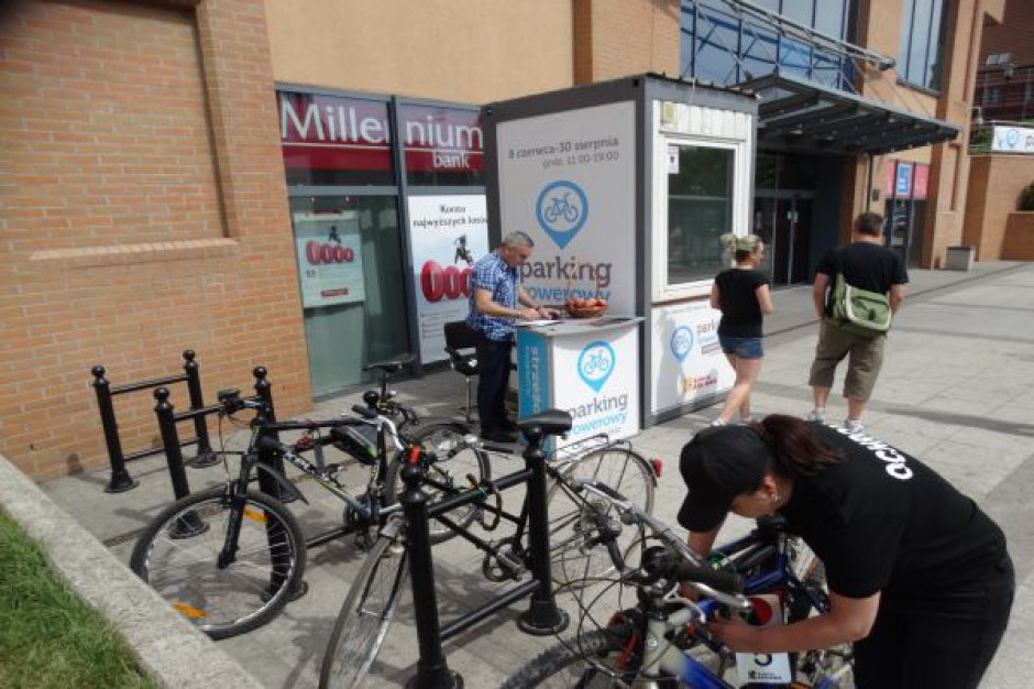Parking rowerowy przy Galerii Askana Galeria Askana z ofertą dla cyklistów