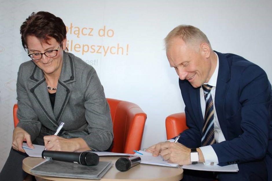 Barbara Kaśnikowska, prezes Wałbrzyskiej Specjalnej Strefy Ekonomicznej Invest-Park i Rafał Jurkowlaniec, prezes Legnickiej Specjalnej Strefy Ekonomicznej Dolnośląski Klaster Motoryzacyjny z nowym partnerem