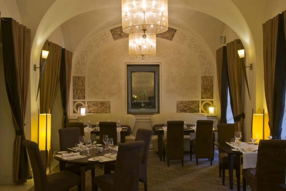 La Rotisserie w hotelu Mamaison Le Regina Restauracja hotelu Mamaison Le Regina z niezwykłymi deserami