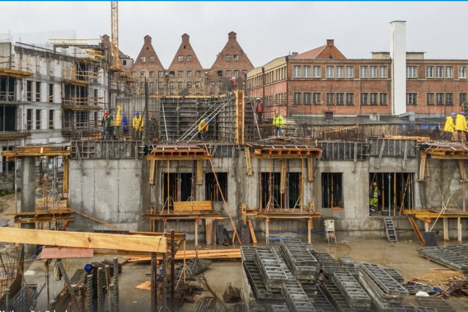 Nowa Motława na Wyspie Spichrzów. Fot. Dekpol Aparthotel na Wyspie Spichrzów pnie się w górę