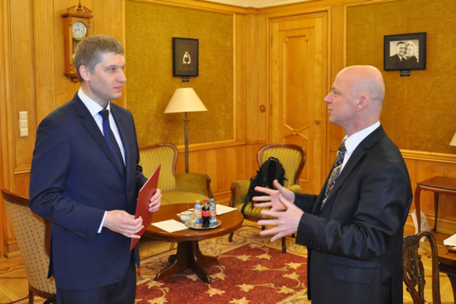 Nowo powołany wiceminister finansów Piotr Nowak (z lewej), fot.:mf.gov.pl Nowy wiceminister finansów