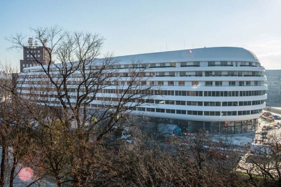 OVO Wrocław OVO Wrocław: modrzew syberyjski na tarasach i pierwsze meble