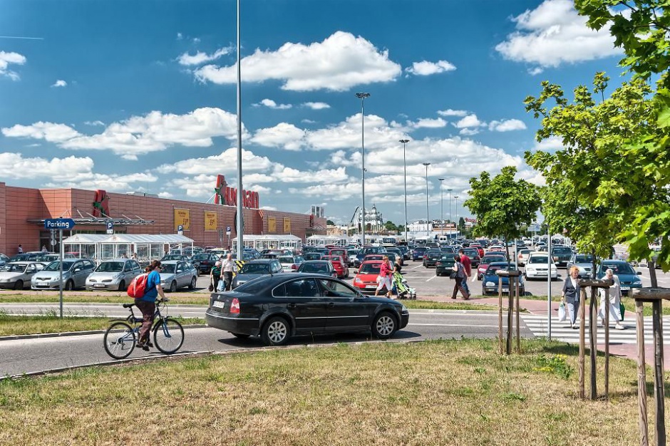 CH Auchan Hetmańska Auchan Hetmańska przed rozbudową. Globalne marki już czekają na finał