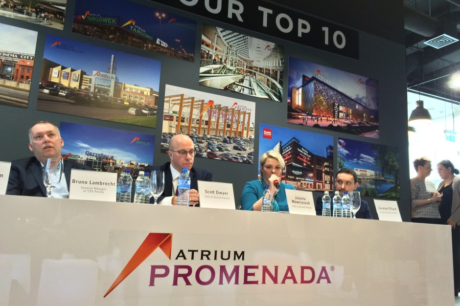 Konferencja prasowa dotycząca rozbudowy Atrium Promenada. Scott Dwyer, CEO, Atrium Poland - drugi od lewej Polska nakręca wyniki handlowego giganta