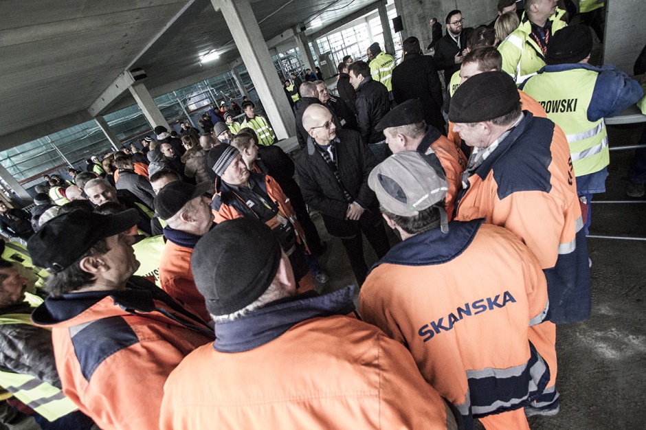 Zawieszenie wiechy na biurowcu Maraton Wiecha na Maratonie. Zobacz zdjęcia