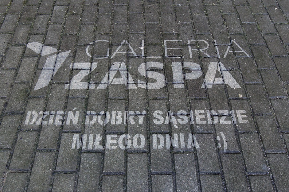 Galeria Zaspa, mat. prasowe Wystarczy szablon, woda i wysokie ciśnienie. Zaspa ma pomysł na komunikację z klientem