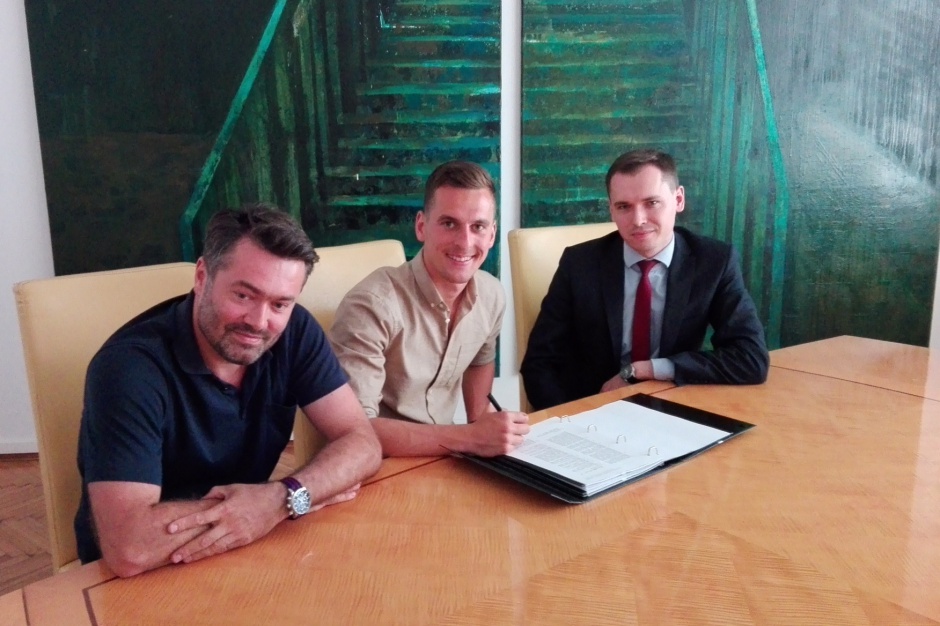 Arkadiusz Milik i przedstawiciele Echo Investment Gwiazda polskiej piłki otworzy klub w Galerii Libero