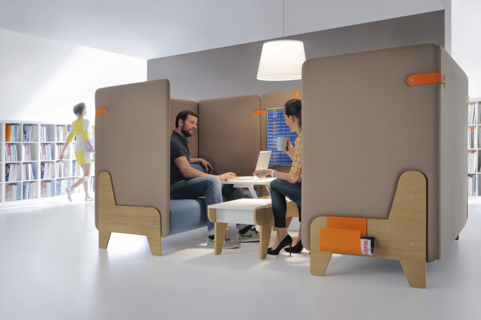 fot. Mikomax Smart Office Szczęście z biurkiem w tle