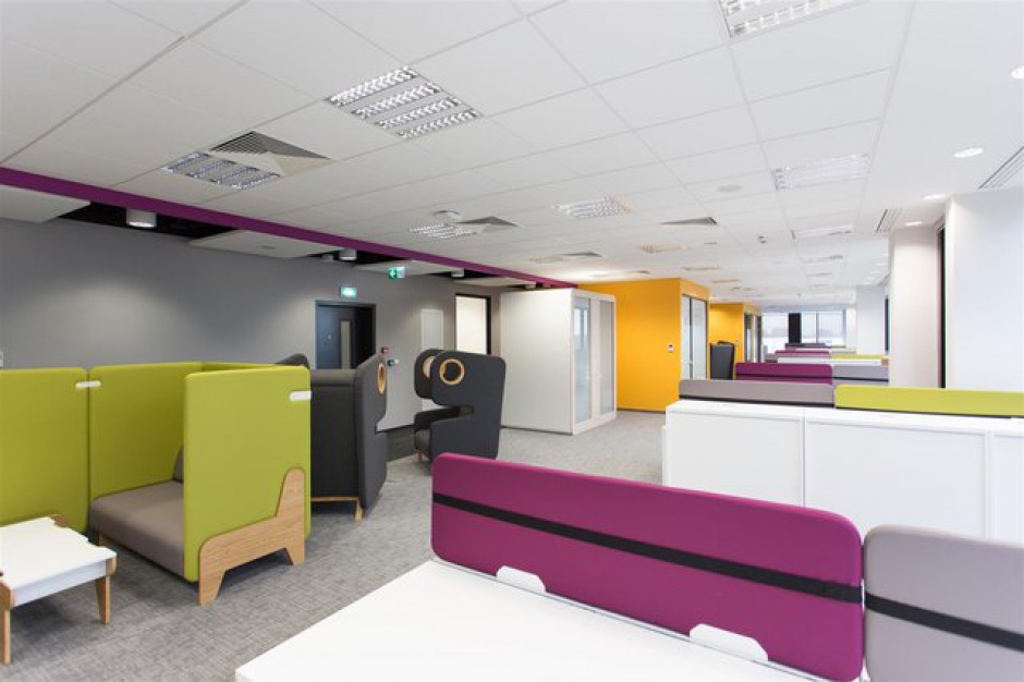 Astra Zeneca, materiały prasowe Mikomax Smart Office Massive Design Pufy i hamaki zdobywają biura