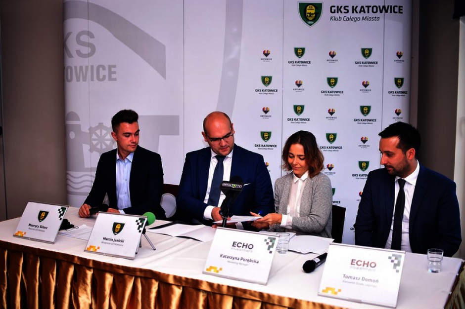 Galeria Libero, podpisanie umowy sponsorskiej Echo wspiera żeńską drużynę piłki nożnej