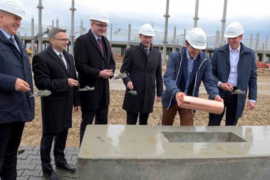 Od lewej: Mieczysław Sawaryn – Burmistrz Gryfina, Wojciech Konarski – Starosta gryfiński, Krzysztof Kielec – Prezes KSSSE, Olgierd Geblewicz – Marszałek woj. Zachodniopomorskiego, David Schröder, Jens Fiege Centrum logistyczne Zalando z kamieniem węgielnym