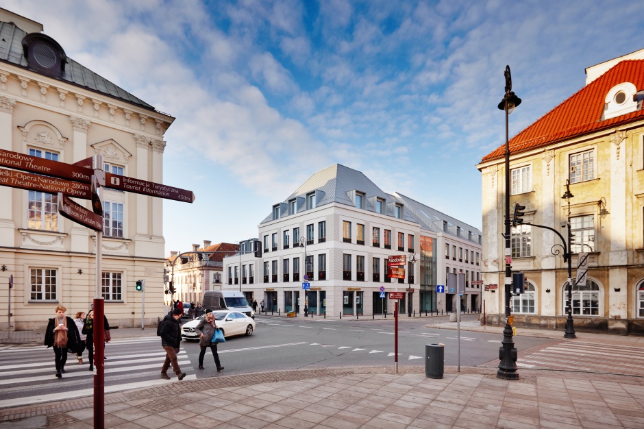 Plac Zamkowy – Business with Heritage Biurowiec przy Placu Zamkowym zyskał "Warszawski Sznyt”