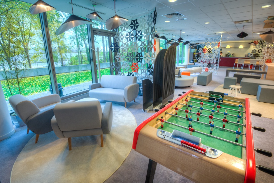Projekt: Lounge Plazza w siedzibie Gemalto - Nowy Styl Group Kafeteria z charakterem to serce biurowca. Zobacz projekt nagrodzony przez francuską branżę nieruchomości