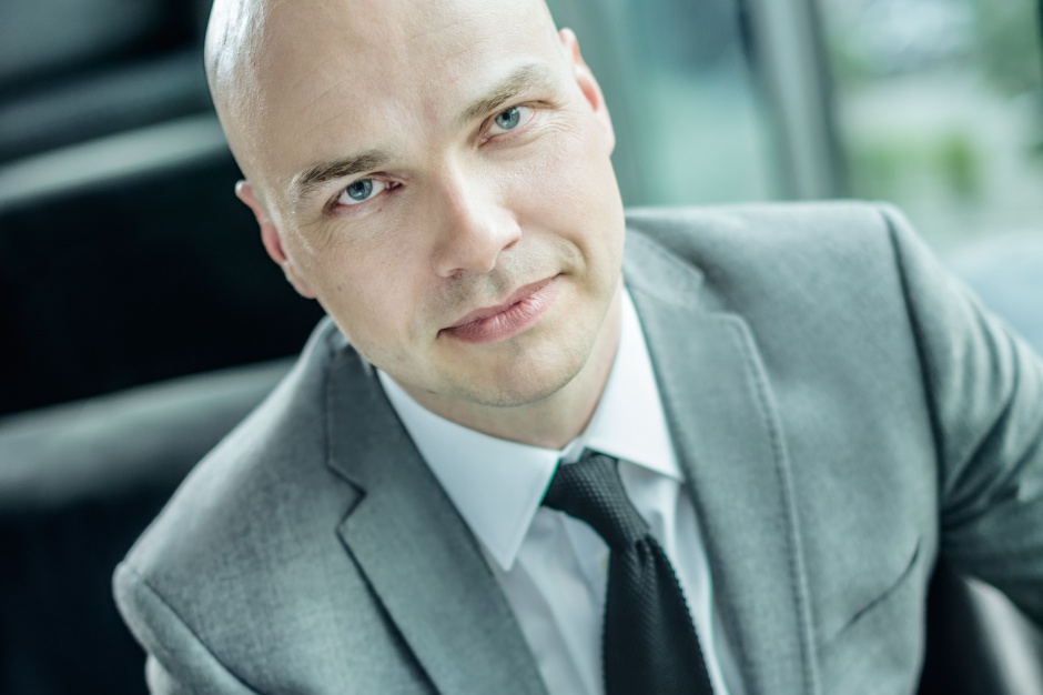 Tomasz Puch, dyrektor Działu Rynków Kapitałowych Nieruchomości Biurowych i Magazynowych JLL w Polsce Rynek inwestycyjny w Polsce z bardzo dobrym wynikiem. Biura gonią handel