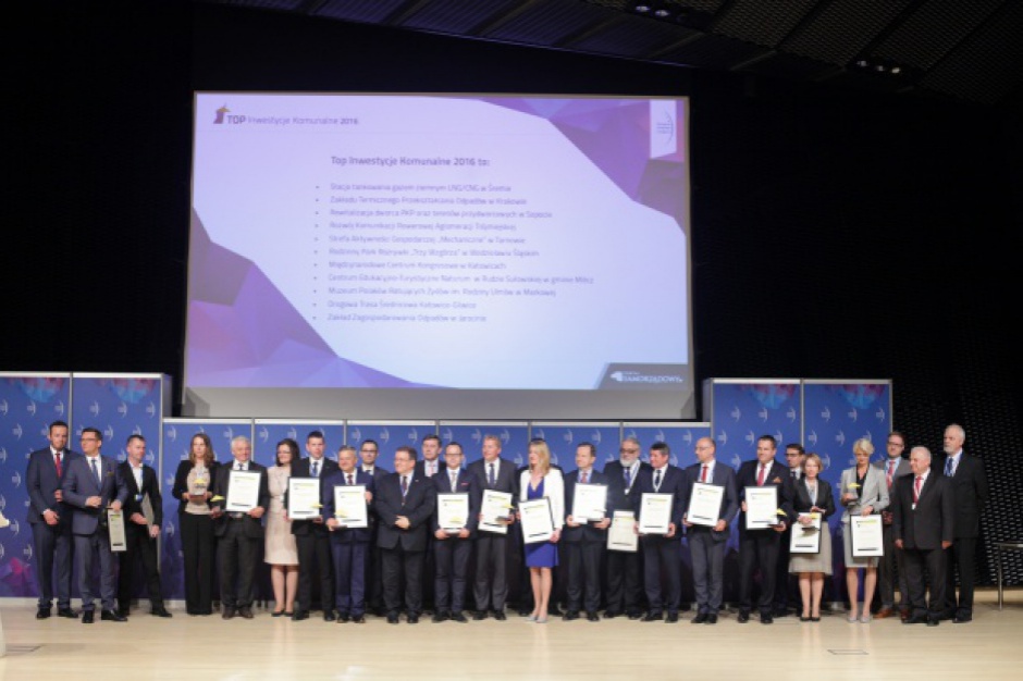 Tak prezentowali sie podczas gali laureaci konkursu Top Inwestycje Komunalne 2016 (fot.PTWP) Najlepsze inwestycje komunalne pod lupą