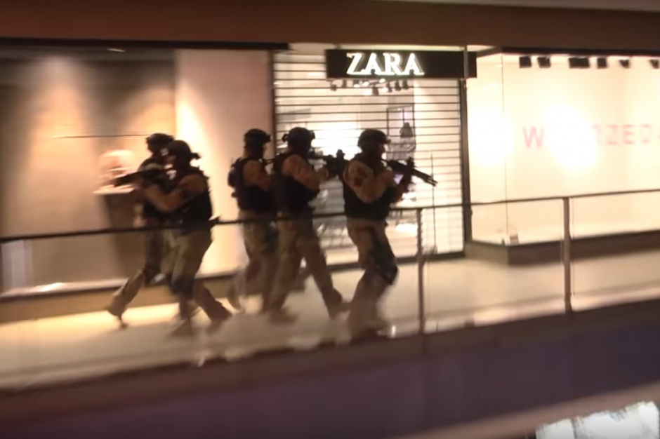 fot. Pomorska Policja Antyterroryści pod Zarą. Zobacz film z ćwiczeń w Galerii Bałtyckiej