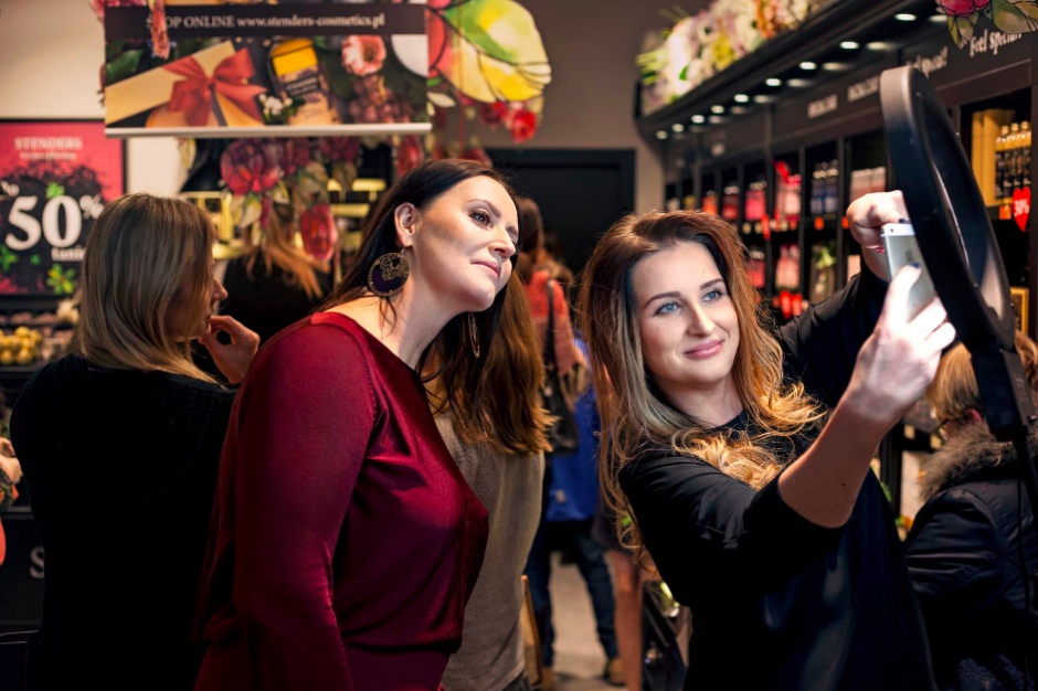 Zane Stavra - współwłaścicielka marki Stenders Dagmara Swajdo - make up artist — w: Galeria Mokotów. Fot. Stenders Polska/Facebook Wyjście w angielskim stylu