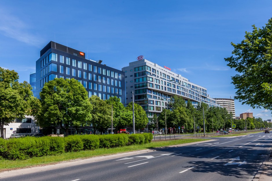 Grójecka 208 Grójecka 208 - jeden biurowiec, wiele funkcji