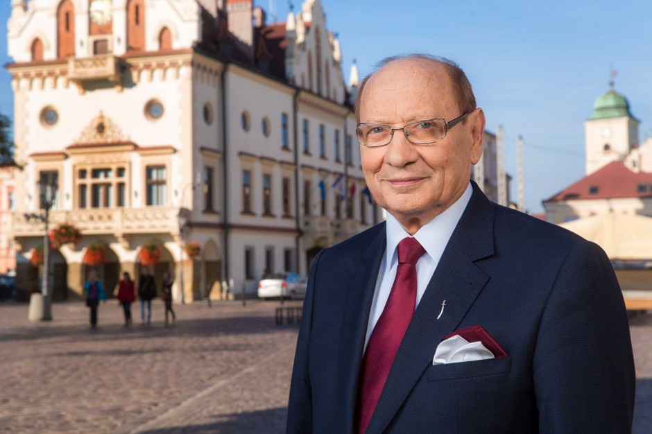 Prezydent Rzeszwa Tadeusz Ferenc. Fot. www.rzeszow.pl (Tadeusz Poźniak) W Rzeszowie żurawie kręcą się jak wiatraki