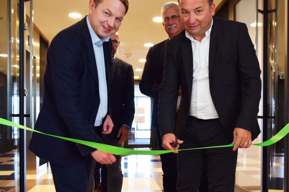 Fot. Maciej Grabski, Adama Mandziara, w tle Janusz Biesiada Wybrali "biurowiec, który łączy". Fundacja Lechii Gdańsk w Olivia Business Centre