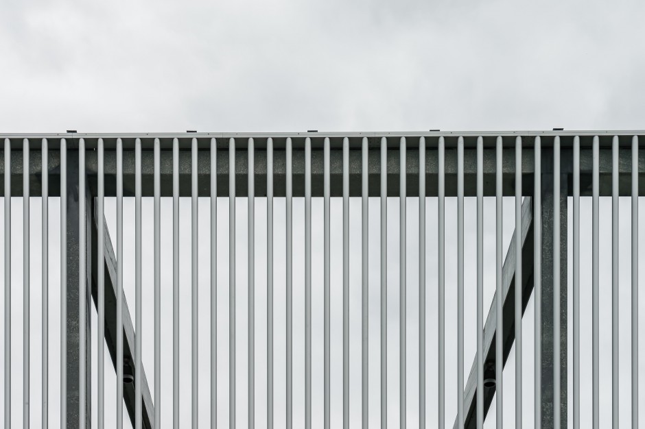 fot. Unsplash Nowogrodzka odgrodzona płotem