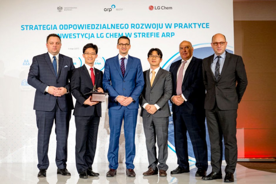 podpisanie umowy między Ministrstwem Rozwoju a spółką LG Chem Wrocław Energy, fot. Ministerstwo Rozwoju Koreański gigant zbuduje w Polsce największą w Europie fabrykę baterii do samochodów elektrycznych