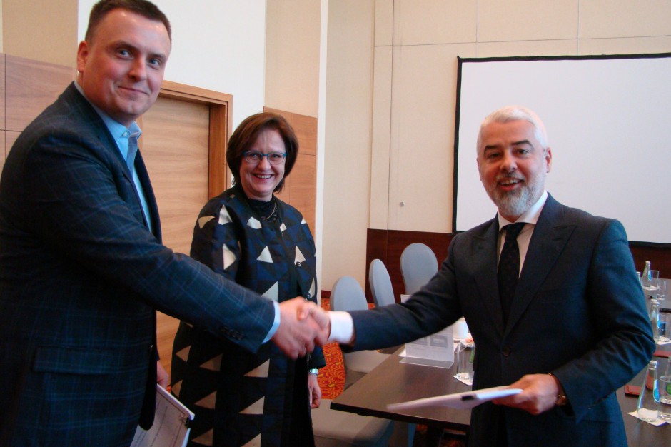 W imieniu spółki Marriott umowę podpisali Janusz Mitulski, dyrektor rozwoju na Europę Środkowo-Wschodnią i Kraje Bałtyckie, ze strony CAD umowę podpisał Gheorghe Cristescu, prezes Chopin Airport Development. Moxy przy lotnisku odpowie na potrzeby pokolenia Y