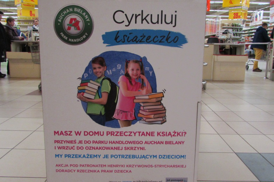 fot. mat. prasowe Trwa charytatywna zbiórka książek dla dzieci w Centrach Handlowych Auchan
