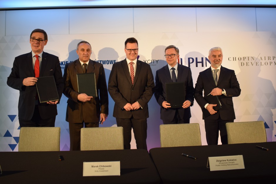 Podpisanie porozumienia przez cztery podmioty: PKP, Polski Holding Nieruchomości , Xcity Investment oraz Chopin Airport Development Hotelowy potencjał dostrzeżony na gruntach państwowego giganta