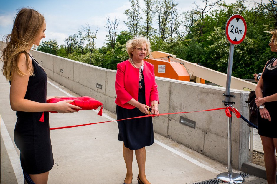 Fot. Otwarcie parkingu, symboliczne przecięcie wstęgi przez Prezydent Zabrza Parking w Platanie już działa