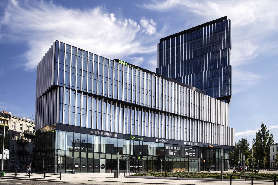 Silver Tower Center Biurowce Wisher w rękach doradców