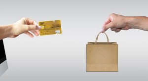 Ubrania i dodatki na topie sprzedaży w e-sklepach. Co jeszcze kupujemy w sieci?