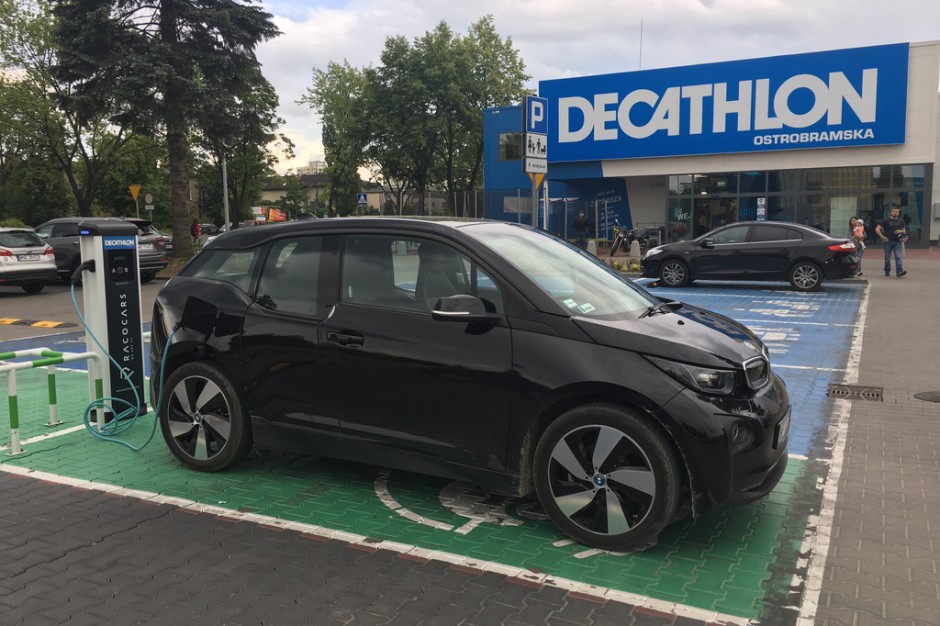 mat.pras. Nowa stacja ładowania w Decathlonie. Pierwsza taka w Polsce