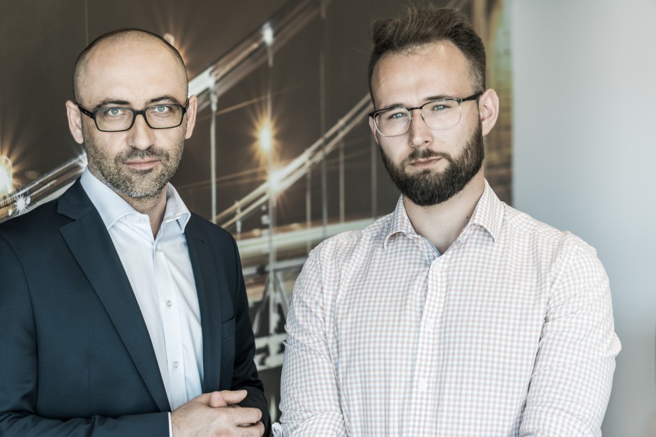 Paweł Wielgus, Prezes Zarządu Kvarko i Adrian Czyczerski, Prezes Zarządu Meeting Application (od lewej) Milion na sztuczną inteligencję. Fundusz inwestuje w hotel Application