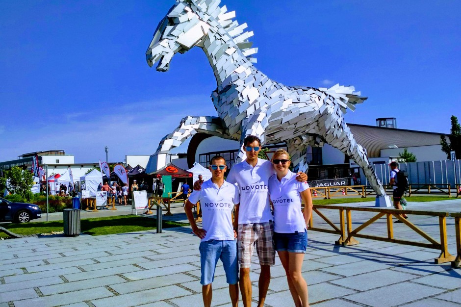 Mateusz Półrola, Michalina Wardęga i Przemysław Lason Triathlonowy zespół Novotel Poznań Team na podium